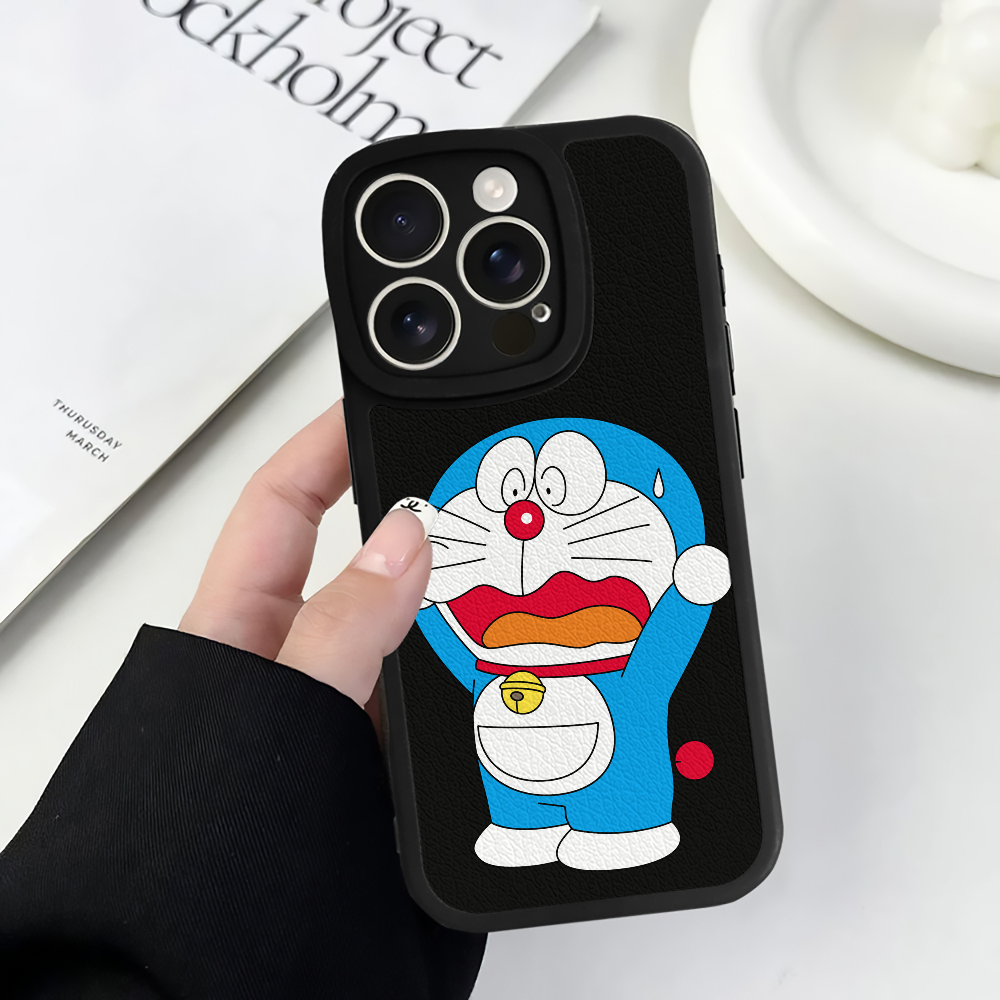 （画像用） ドラえもん Doraemon 【iPhone 16シリーズ対応】シリコンスマホケース（レザー調） 材質：シリコン
